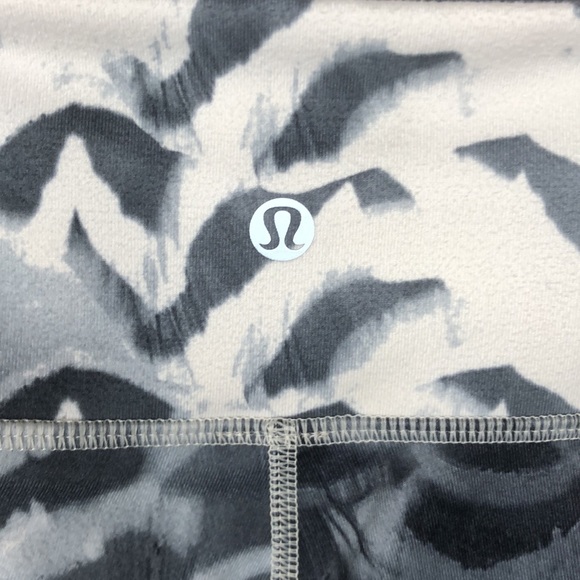 Lululemon 6 Wunder Under Crop Pants Amalia Feathers White, Grey, Black Funky - Picture 11 of 15